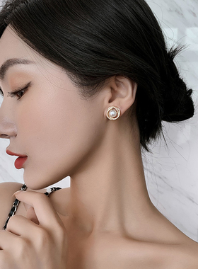 2023 new unusual geometric whirlpool shape pearl Earrings