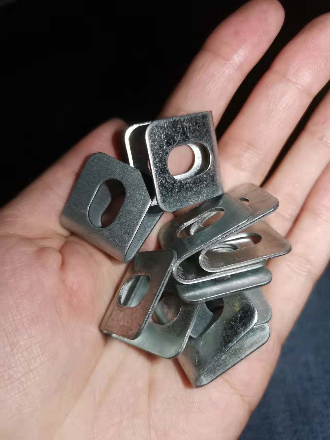 围栏网固定铁片卡扣带孔网片固定夹自攻螺丝卡扣铁丝网固定铆配件