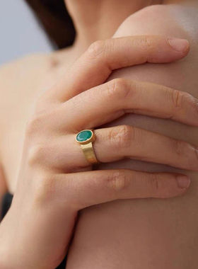 Céleste祖母绿宝石拉丝戒指女