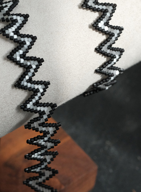 折线拉丝黑灰经典简约中古感贵重百搭气质进口米珠手链颈链