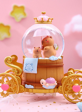憨态卡皮巴拉马车水晶球八音盒飘雪音乐彩灯发光房间装饰儿童礼物