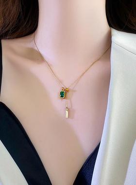 祖母绿方糖钛钢项链女款2024新款轻奢高级感吊坠锁骨链秋冬毛衣链