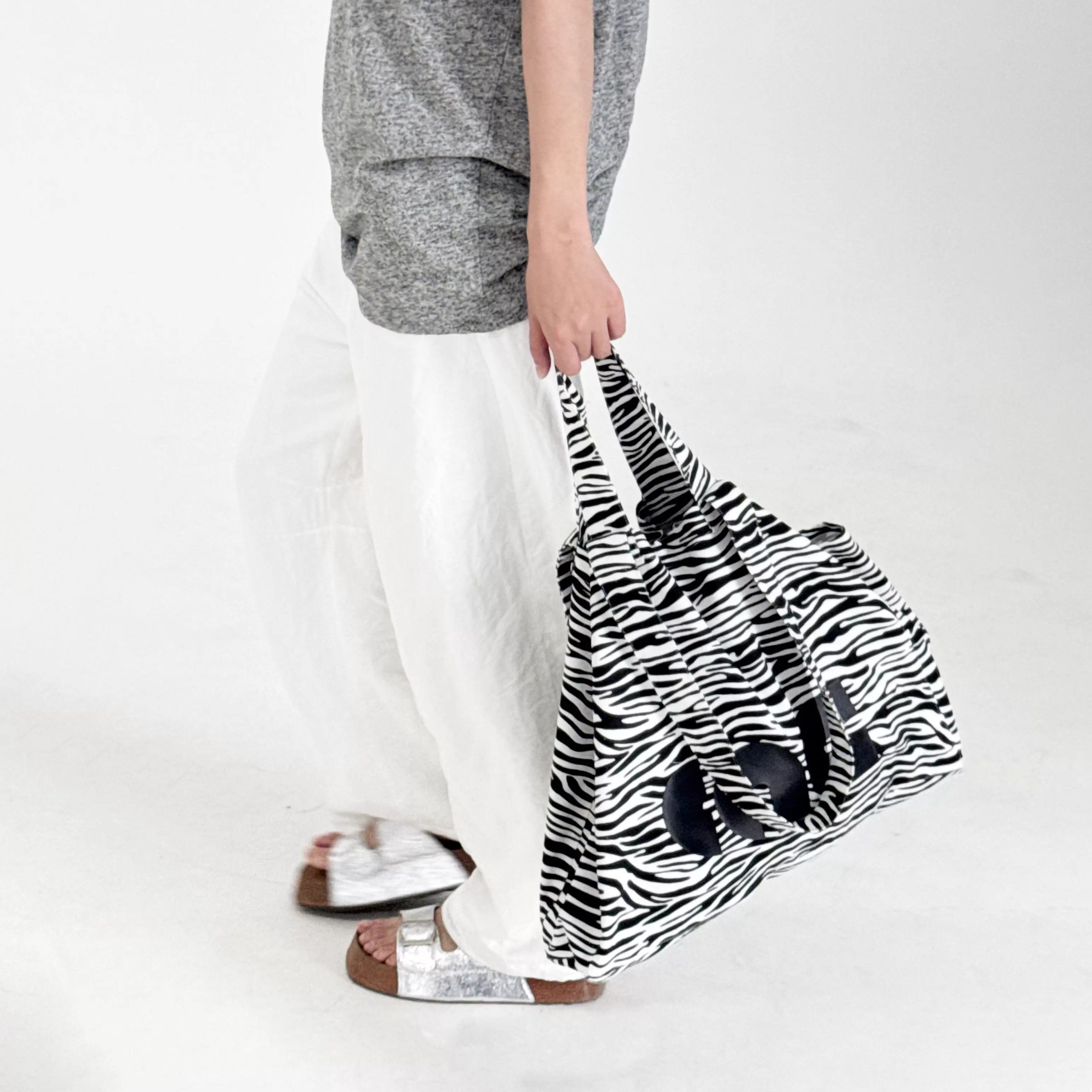 CAC斑马纹巨能装多用途帆布包 - 图1