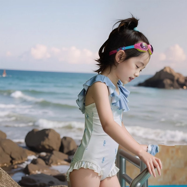 ເດັກຍິງ in swimsuit ເດັກນ້ອຍຫວານ swimsuit