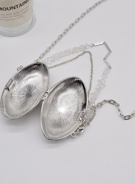 小众设计感银色金属质感贝壳包长款腰链斜挎时髦小包恶魔眼耳机包