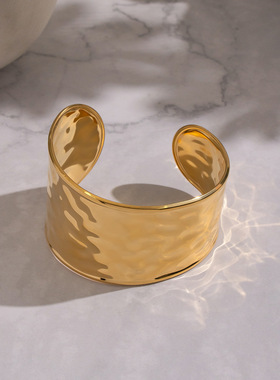 简约几何宽面锤纹钛钢手镯