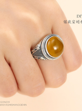 纯银镶嵌蜜蜡绿松石活口南红戒指