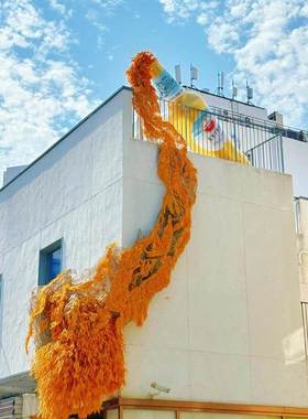 网红打卡仿真啤酒瓶雕塑户外造景摆件定制商场美陈超大模型道具