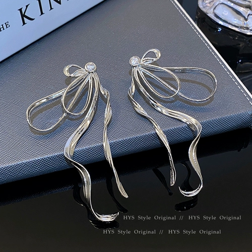 Металлические небольшие дизайнерские серьги с бантиком, европейский стиль, коллекция 2023, изысканный стиль, тренд сезона