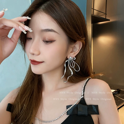 Металлические небольшие дизайнерские серьги с бантиком, европейский стиль, коллекция 2023, изысканный стиль, тренд сезона