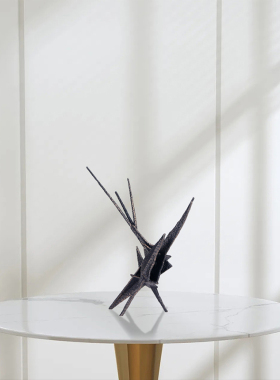 现代简约轻奢样板间客厅玄关电视柜金属几何创意摆件树叶雕塑装饰