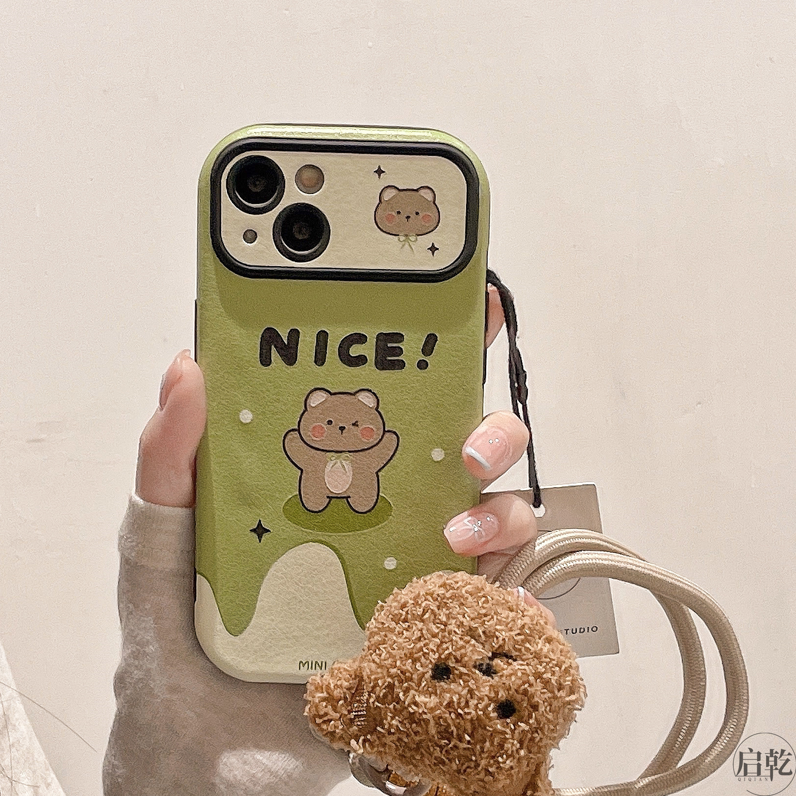启乾 绿色奶油小熊腕带iPhone15手机壳适用苹果14/13promax皮质软壳12手提11链条挂绳少女心可爱卡通小众新款