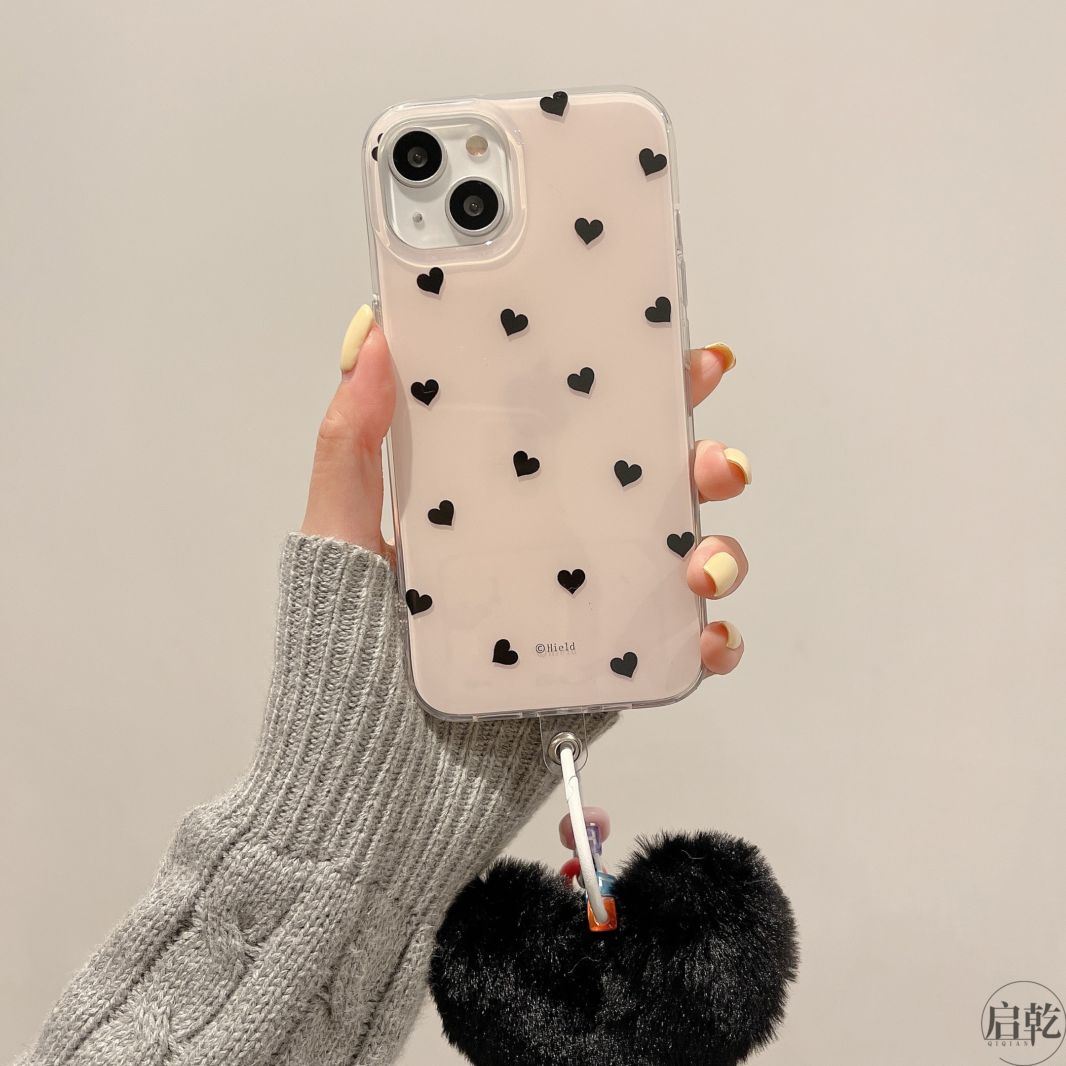 启乾 黑色爱心毛绒挂坠iphone16/15手机壳适用苹果14/13promax硬壳12/11小众高级感气质女神新款防摔