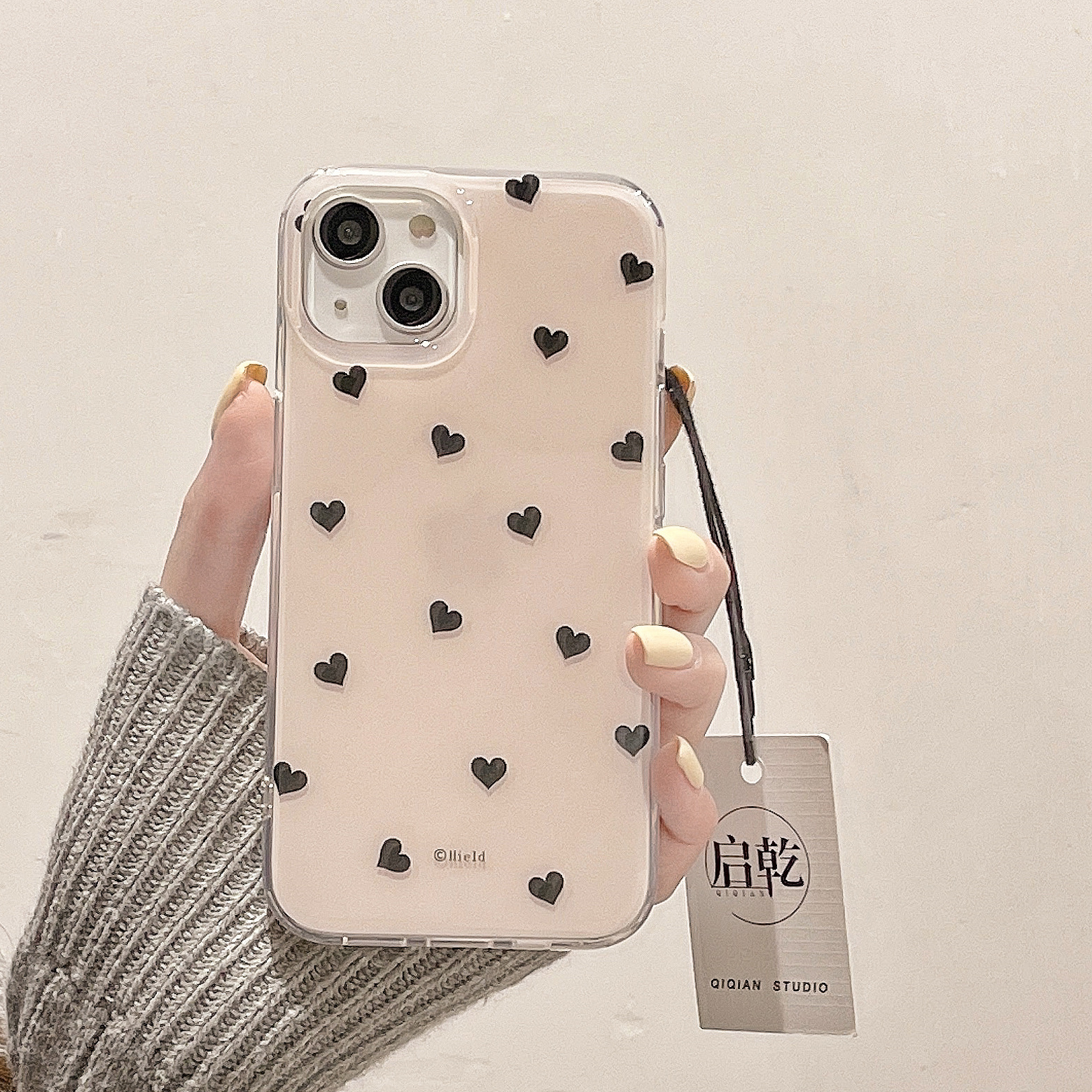 启乾 黑色爱心毛绒挂坠iphone16/15手机壳适用苹果14/13promax硬壳12/11小众高级感气质女神新款防摔