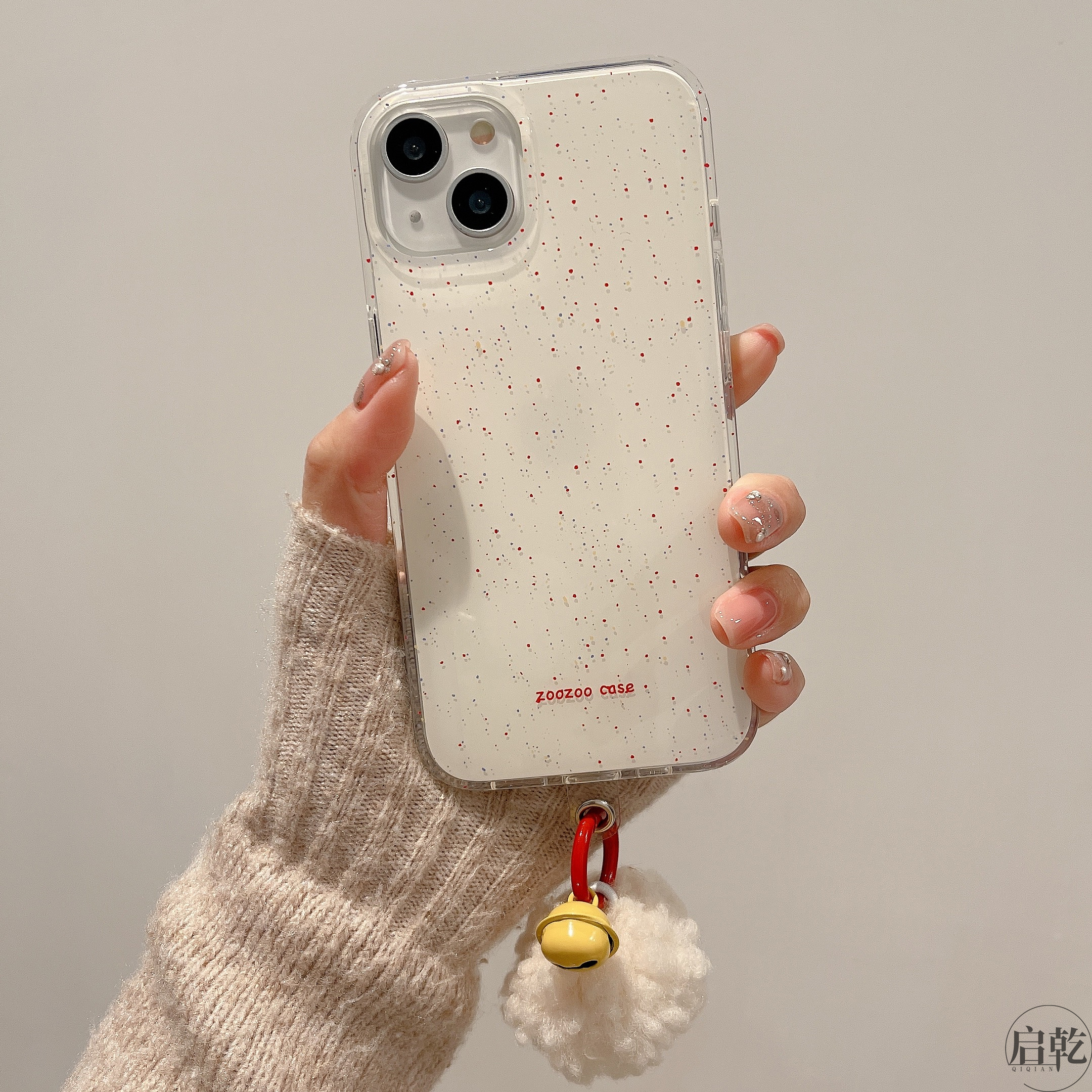 启乾 泼墨毛绒铃铛挂件iPhone16/15手机壳适用苹果14/13promax硬壳12高级感复古简约小众新款防摔秋冬新年