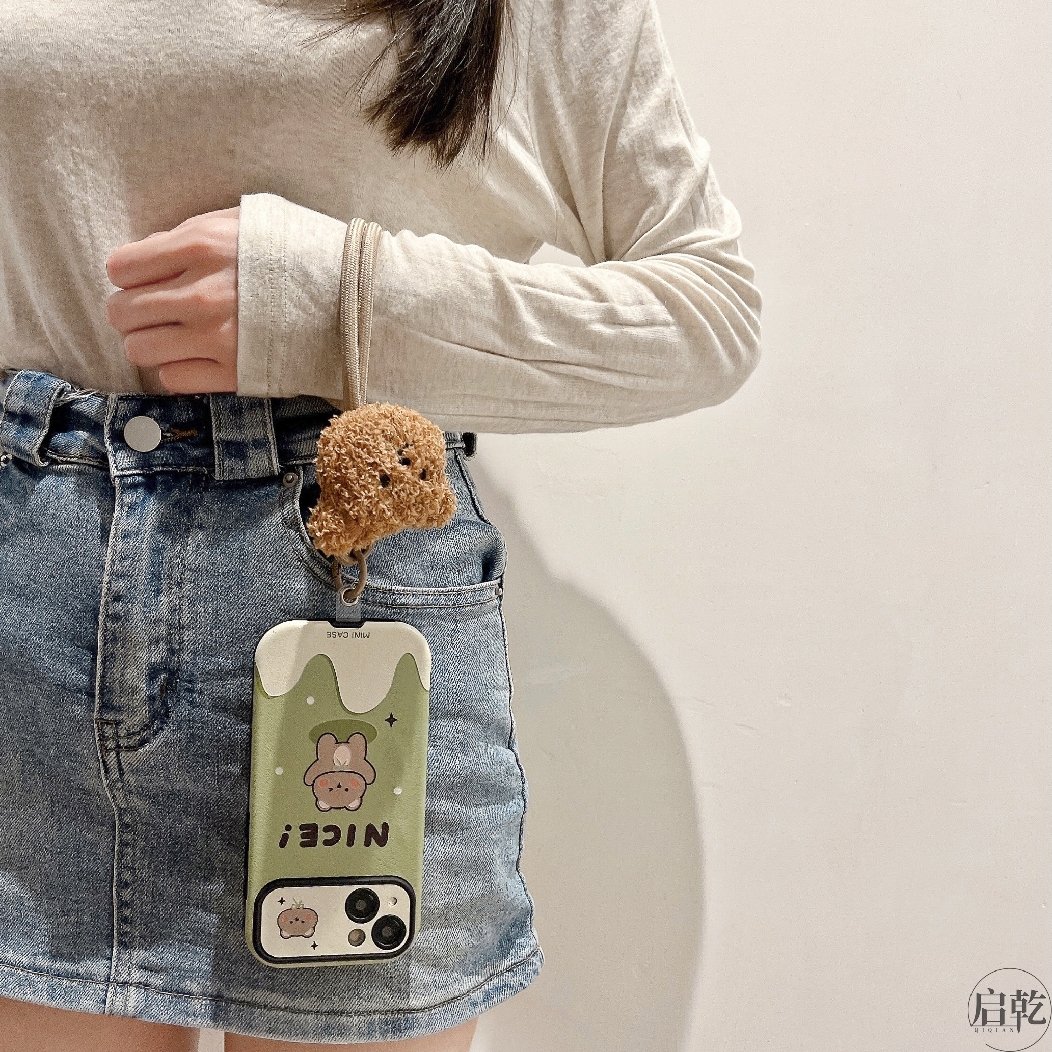 启乾 绿色奶油小熊腕带iPhone15手机壳适用苹果14/13promax皮质软壳12手提11链条挂绳少女心可爱卡通小众新款