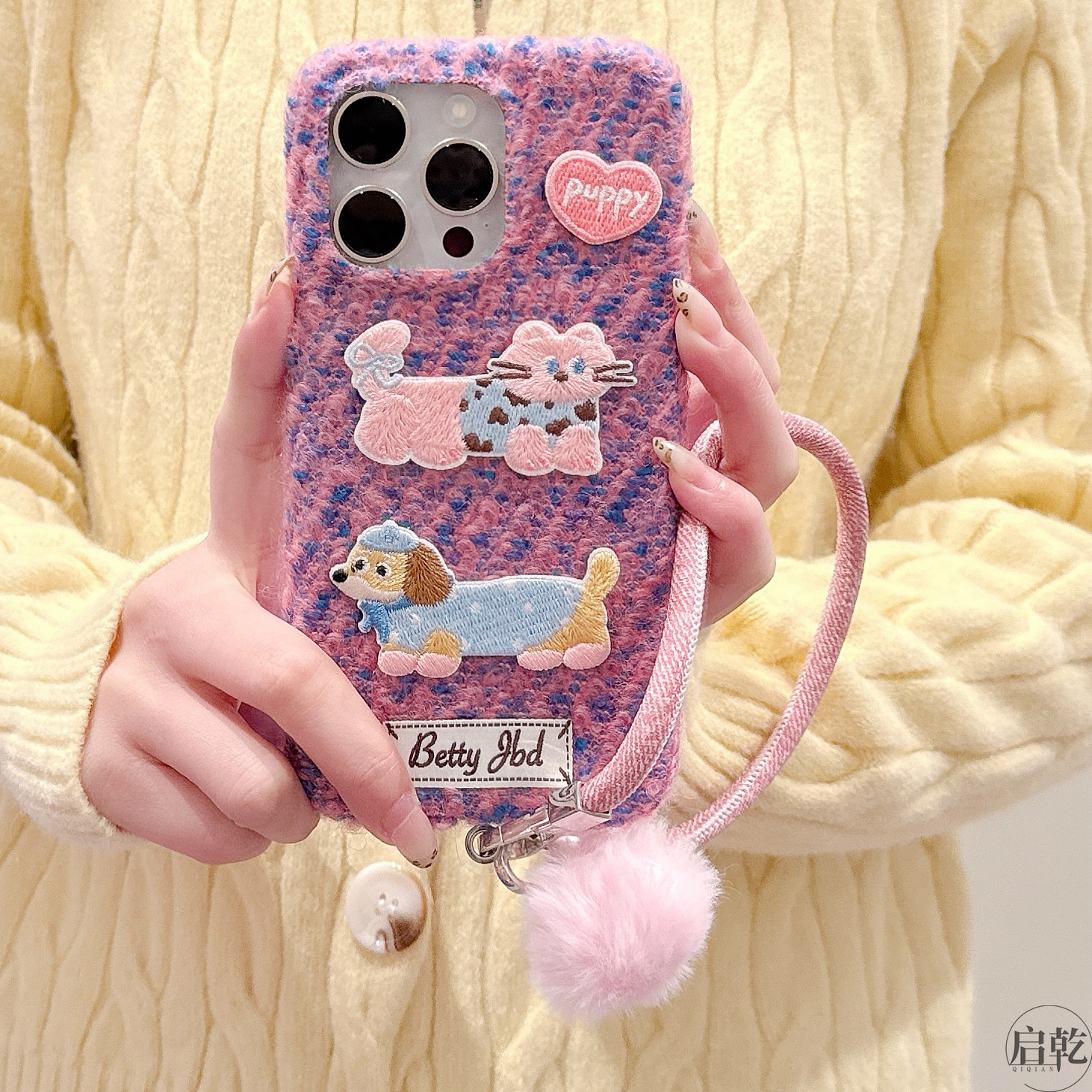 启乾 小香风刺绣猫咪腊肠狗iPhone16/15手机壳适用苹果14/13promax绒布硬壳12链条挂绳可爱卡通新款毛绒秋冬