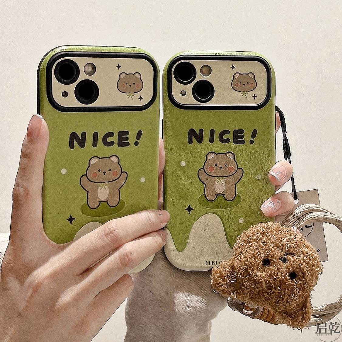 启乾 绿色奶油小熊腕带iPhone15手机壳适用苹果14/13promax皮质软壳12手提11链条挂绳少女心可爱卡通小众新款