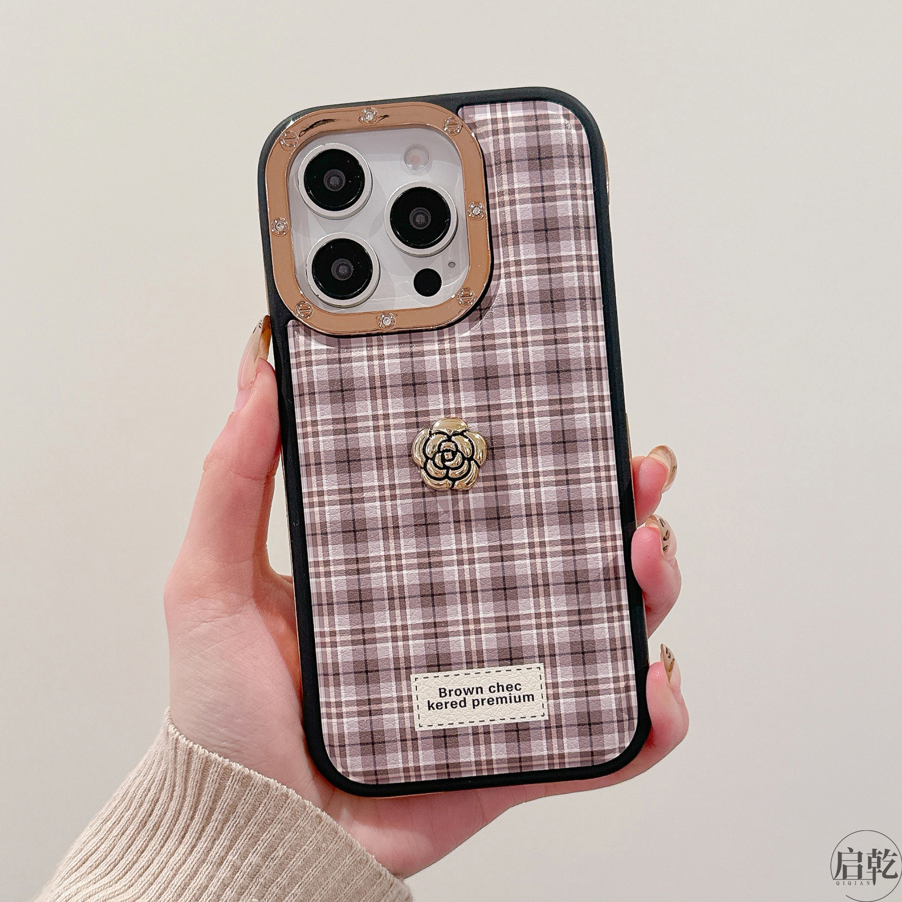 启乾 闪钻格纹立体山茶花iPhone16/15手机壳适用苹果14/13promax皮质硬壳高级感小众日韩新款女神气质秋冬天