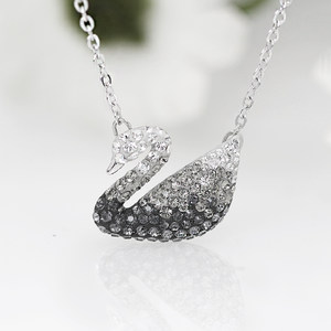 Swarovski/施华洛世奇新品黑白渐变色天鹅女士锁骨项链5614103
