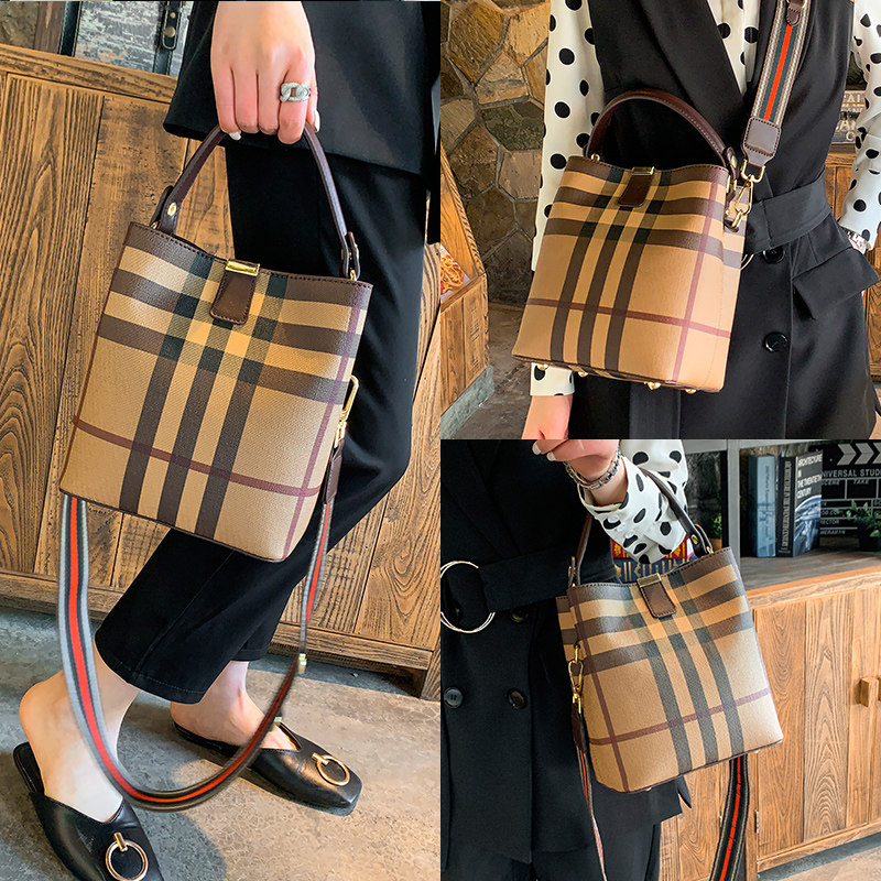 2020新款夏季高级感斜跨小ck水桶包 bgk女士包袋