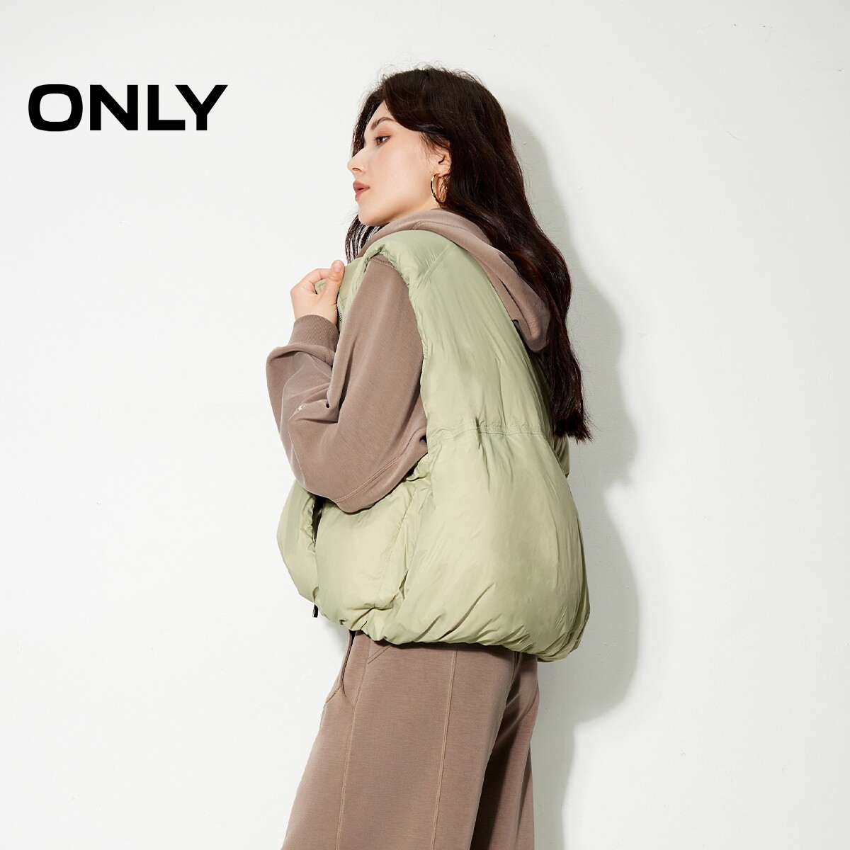 【ONLY奥莱】冬季新款潮流百搭90%白鸭绒保暖马甲羽绒服女