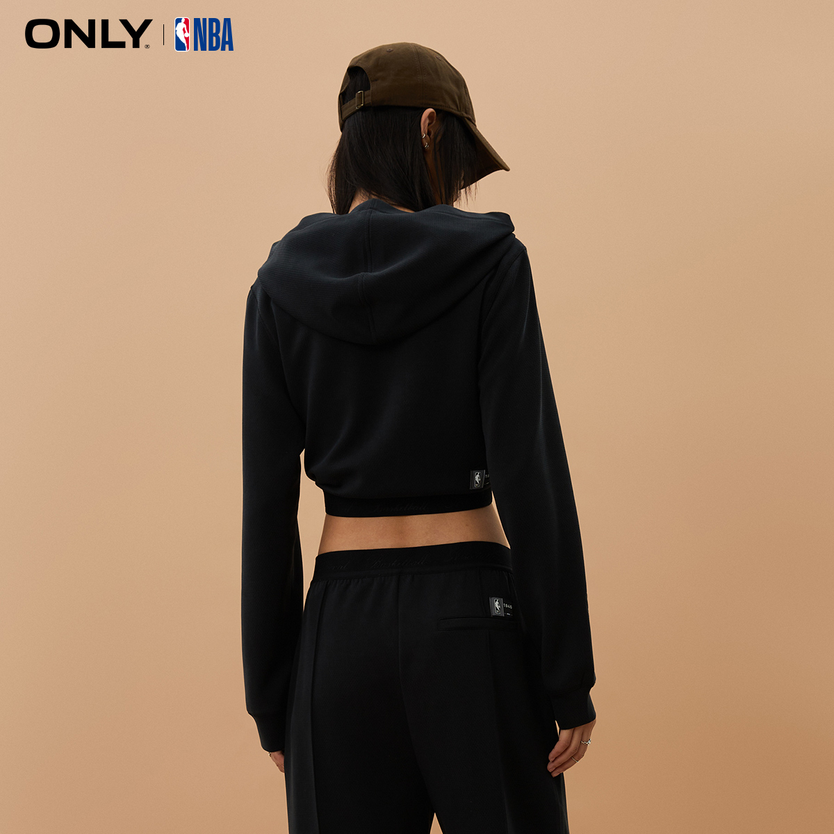 ONLY奥莱夏季NBA联名款宽松字母连帽长袖卫衣女 - 图3