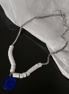 克莱因蓝方牌吊坠白色串珠钛钢项链女ins嘻哈风简约百搭毛衣链
