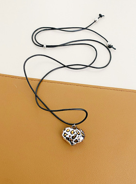 秋冬豹纹爱心吊坠长项链女高级感