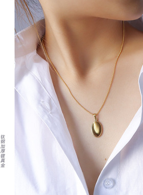 欧美风人像圆牌多层叠戴钛钢吊坠