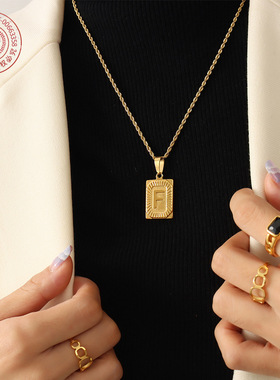 摩天轮法式设计款26字母方牌吊坠