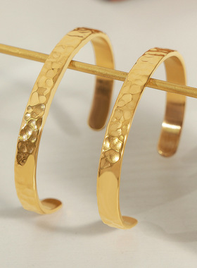 时尚通勤休闲风个性几何饰品小众锤纹纹理设计感钛钢镀金开口手镯