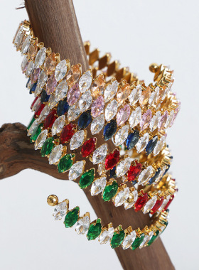 时尚轻奢气质优雅高级感饰品镶嵌菱形彩色间白色锆石钛钢镀金手镯