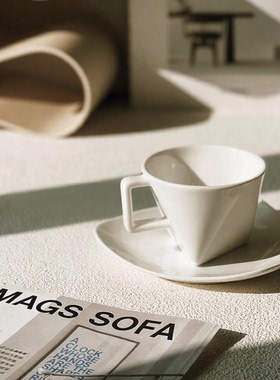 集饰不规则几何咖啡