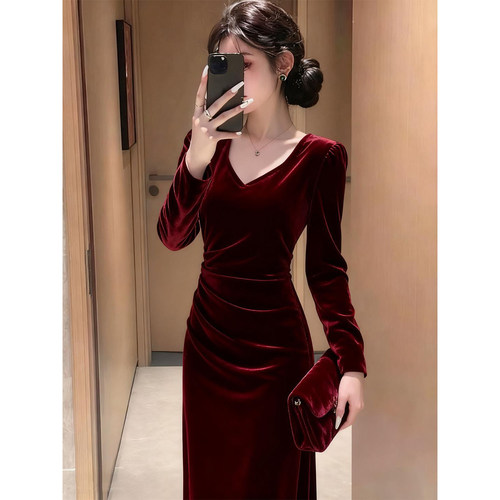 大码女装酒红色丝绒连衣裙女秋冬高级感长袖气质修身显瘦包臀长裙 - 图0