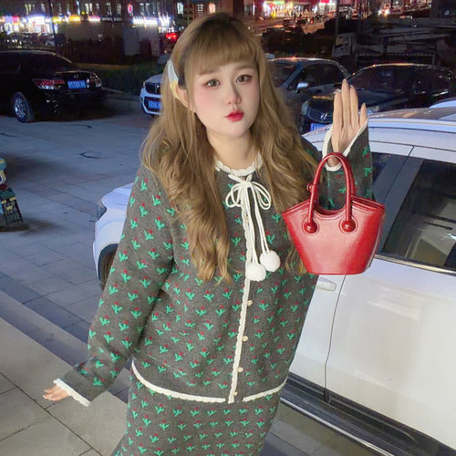 300斤胖莹莹大码女装胖mm圣诞氛围感毛球可爱灰色半身裙针织套装 - 图2