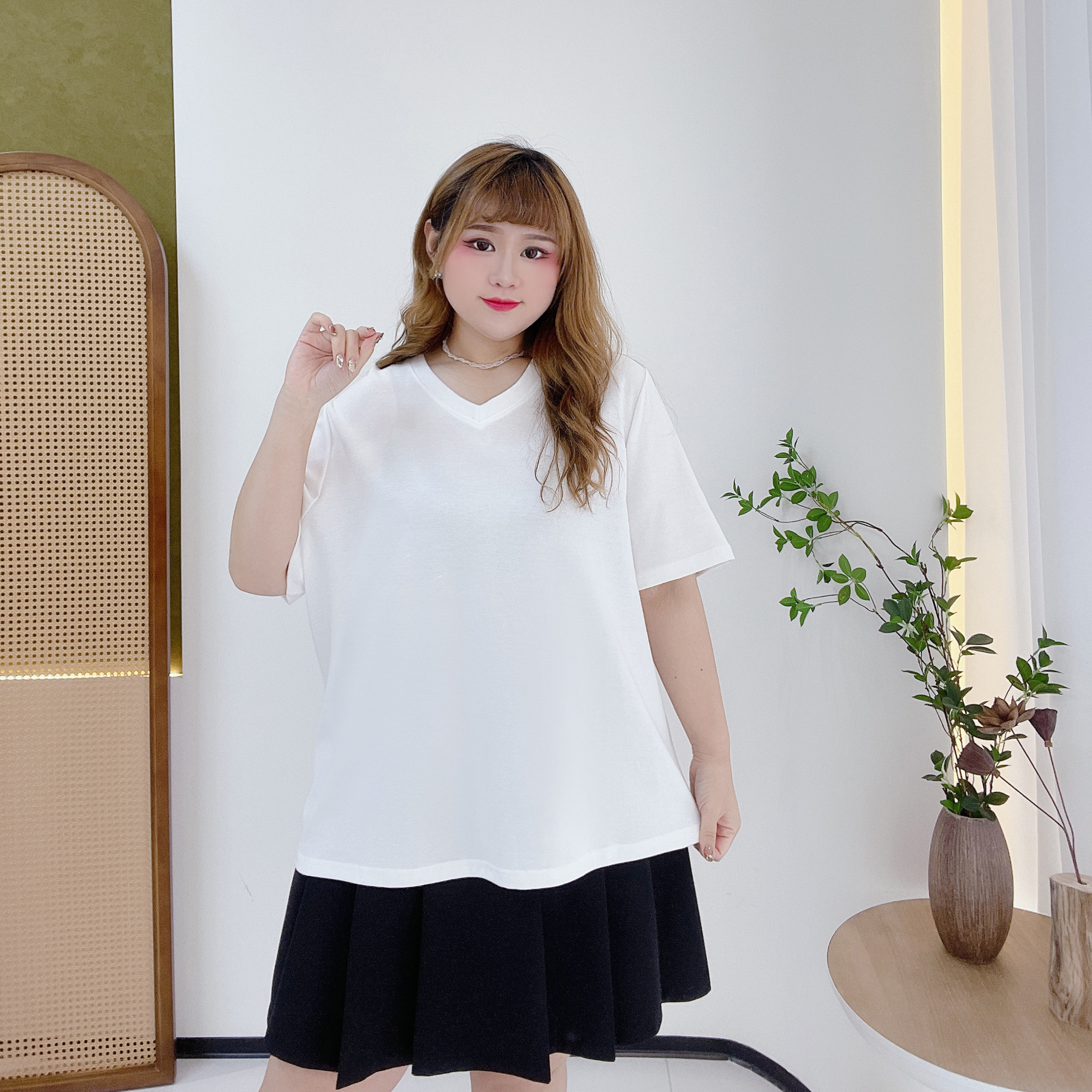 胖莹莹大码女装2025夏韩系简约中性风V领宽松遮肉显瘦百搭纯色T恤,淘宝优惠券,粉丝福利购,淘宝优惠卷