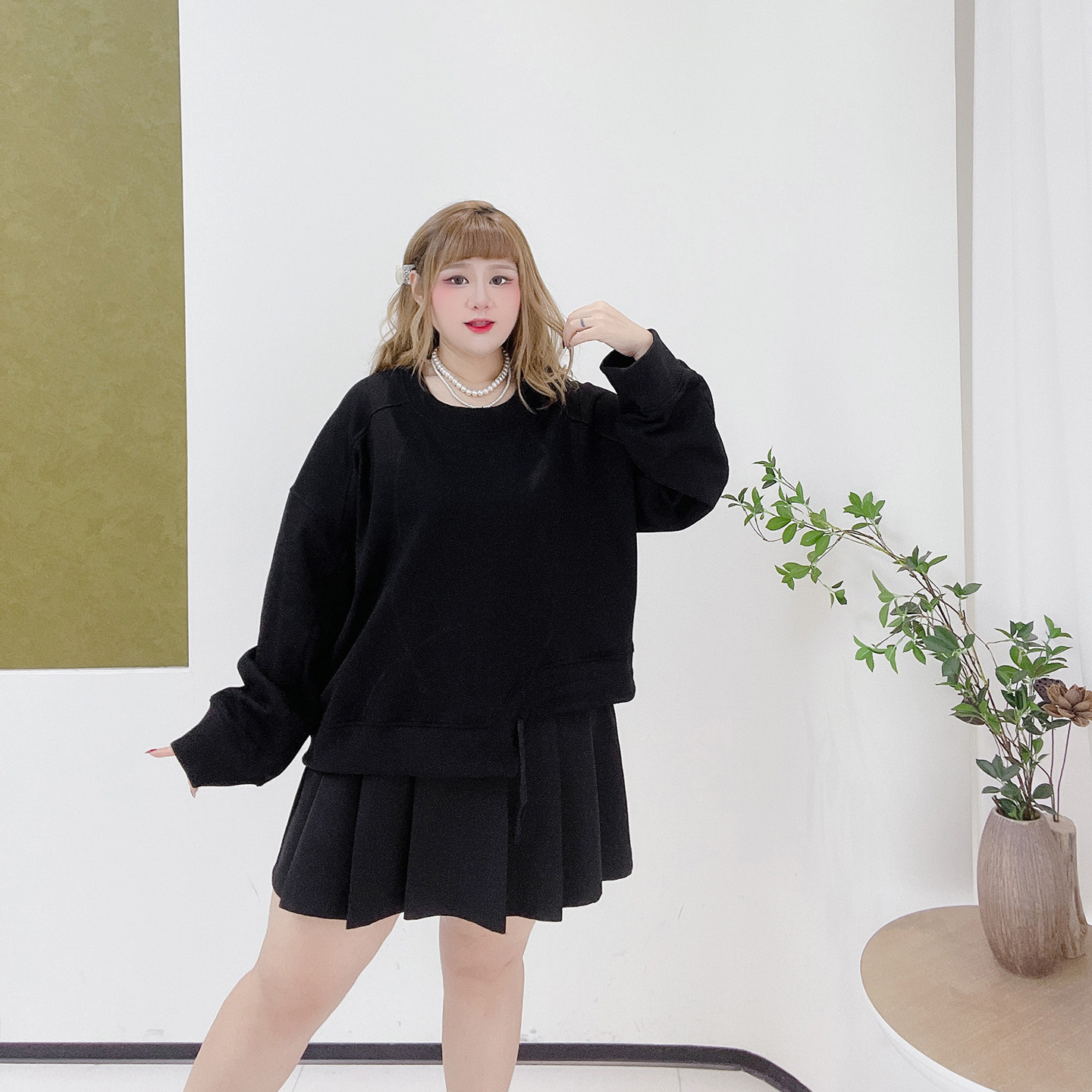 胖莹莹大码女装200斤辣妹韩系减龄设计感不规则抽绳黑色圆领卫衣,淘宝优惠券,粉丝福利购,淘宝优惠卷