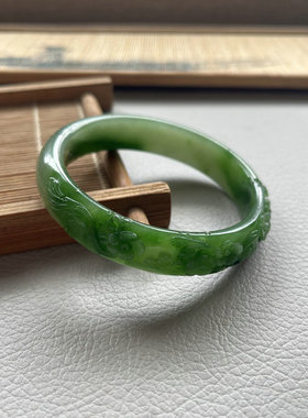 【喜上眉梢】和田玉碧玉手镯俄罗斯七号矿白加绿带黑皮梅花雕花