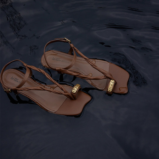 Le Murmure Vine Lace geschnitzte Sandalen