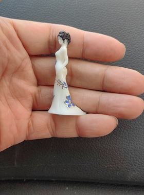 晚通用新款1:64微缩人偶结婚礼服蓝裙女医生西装男沙盘场景红青花