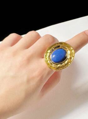 复古宫廷风戒指鎏金褶皱戒托镶嵌蓝色青金石设计感优雅大气戒指