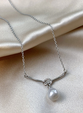 简约珍珠吊坠项链女2024新款爆款气质高级感配饰小众设计锁骨链