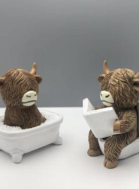 跨境新款创意家居桌面树脂浴室坐马桶高地牛雕像摆件节日装饰品