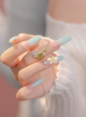Jusong klein 钛钢项链 春日蝴蝶系列花朵项链女简约小花锁骨链