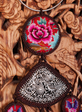 四两老绣藤编深蓝色流苏项链