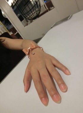 美国奥莱购入GUESS玫金色蝴蝶结手链