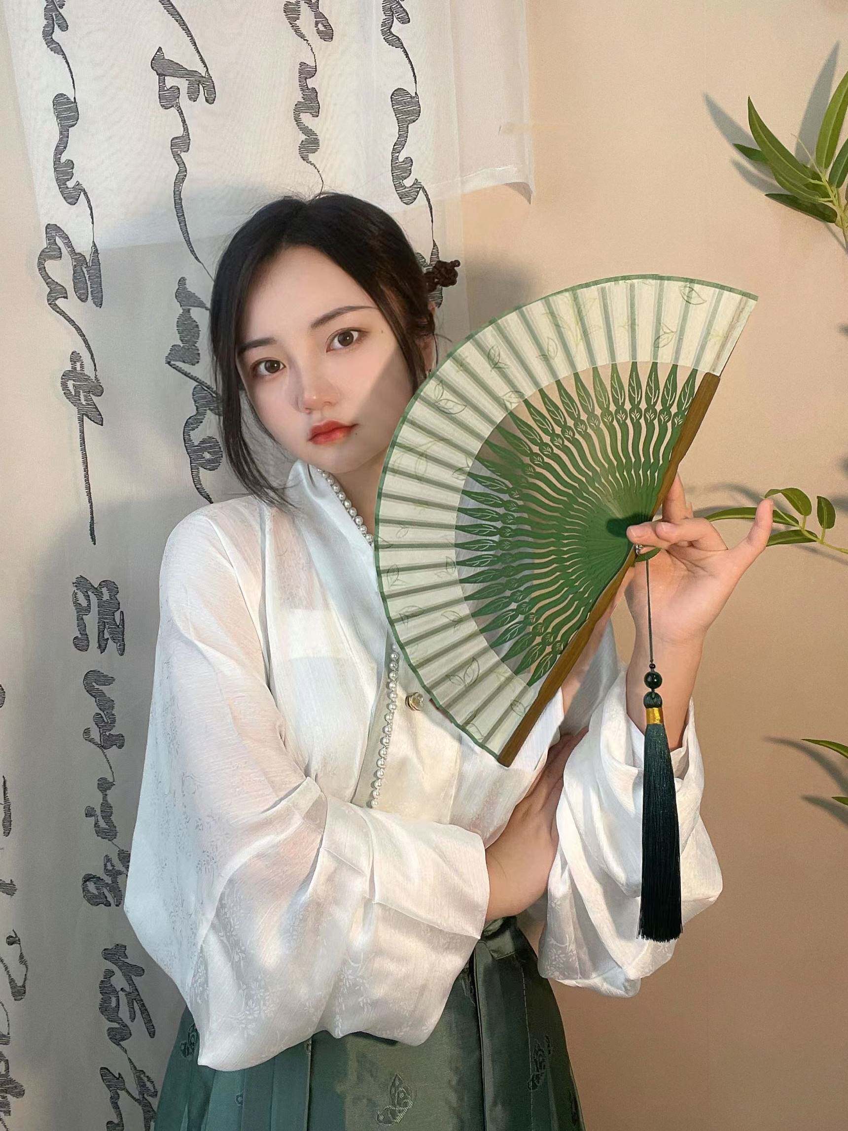 女扇复古风折叠礼品折扇子汉服扇夏季便携带小浅绿色跳舞扇旗袍夏