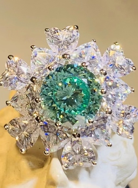 烟花绿3克拉主钻镶嵌满钻戒指