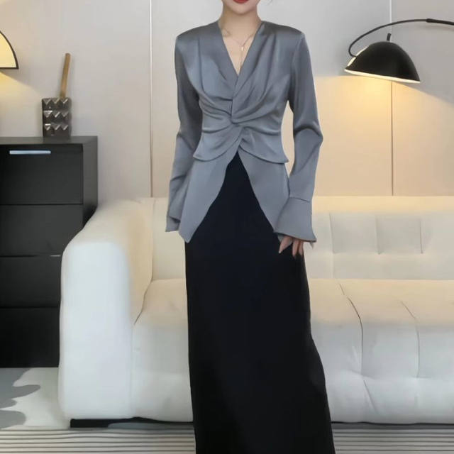 Acetate temperament fashionable long-sleeved cross 2025 black French v-neck waist slimming trumpet sleeve top with twist